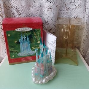 VTG 2001 HALLMARK WALT DISNEY'S CINDERELLA'S CASTLE ORNAMENT W/SPECIAL EFFECT